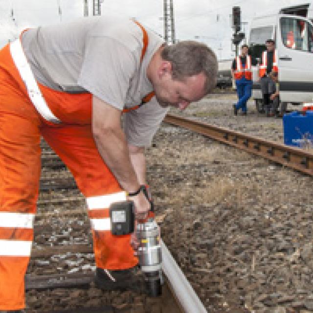 serraggio bulloni traversa ferroviaria