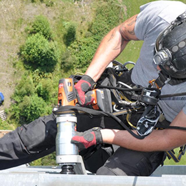 serraggio bulloni traliccio